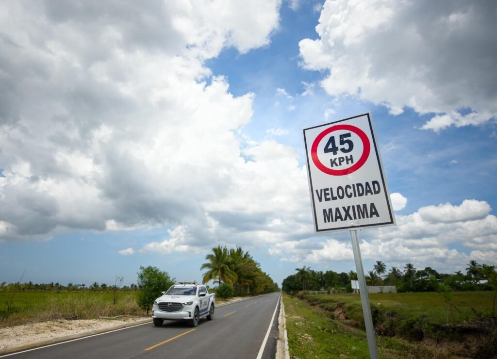 Presidente Abinader inaugura carretera Mata Bonita–Los Memisos de 13.8 kilómetros en Las Gordas, Nagu