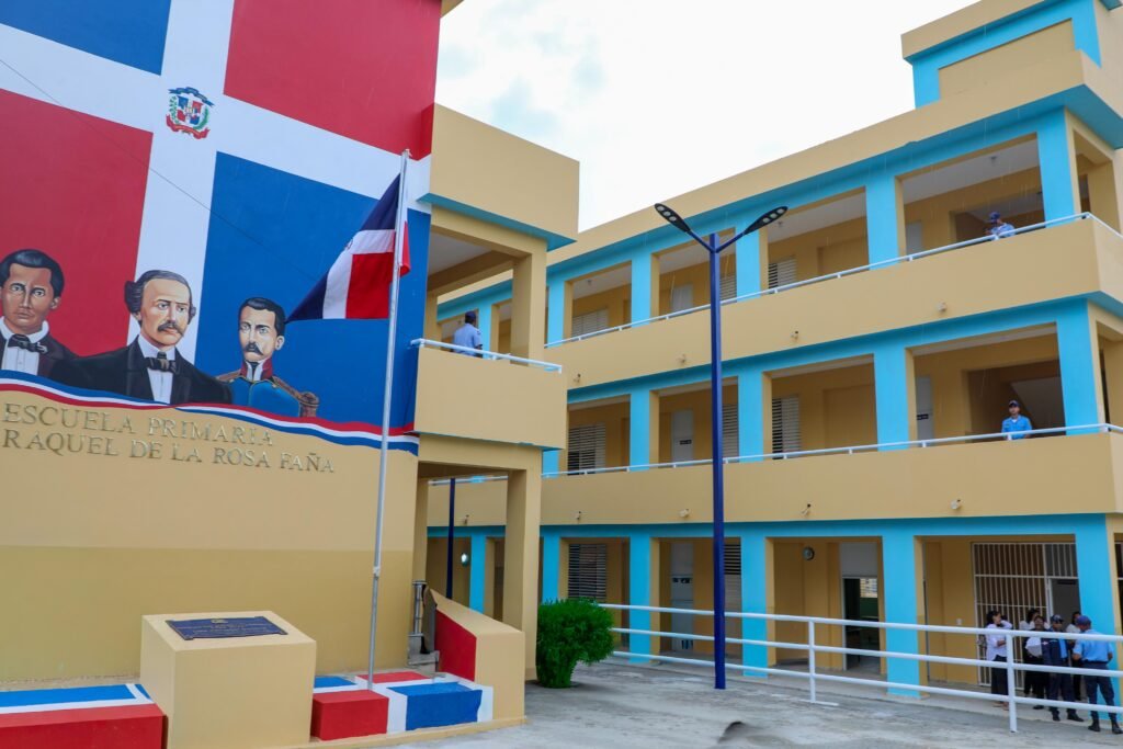Gobierno inauguró dos centros escolares este fin de semana