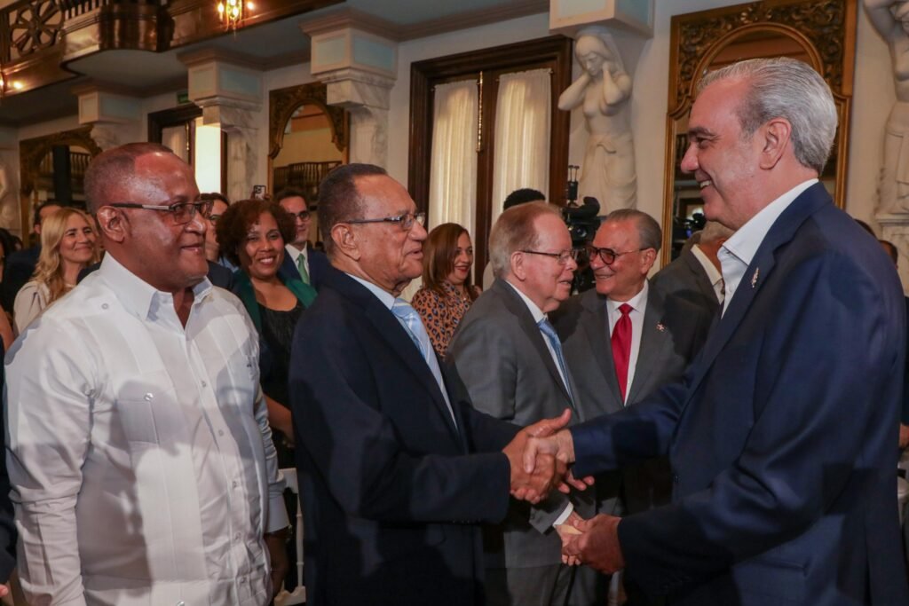 Empresarios y sindicalistas se comprometen a seguir trabajando junto al Gobierno en favor del crecimiento económico y bienestar de trabajadores