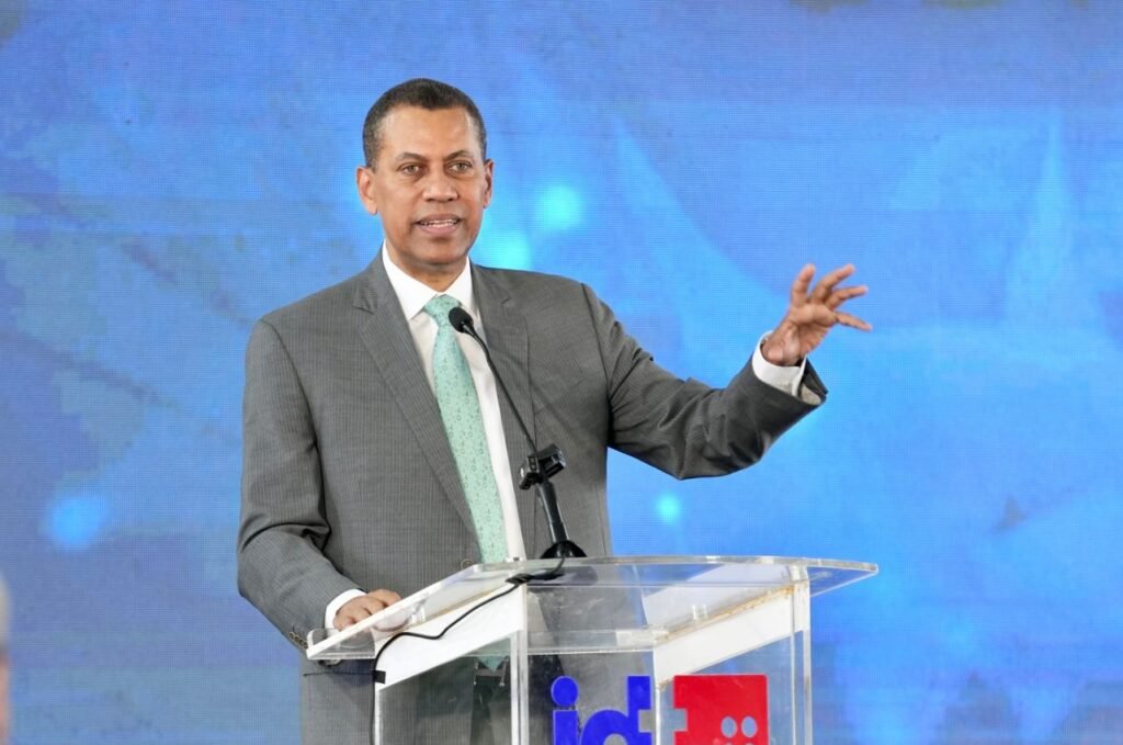 Indotel impulsa inclusión tecnológica con entrega de Canasta Digital Social 3.0