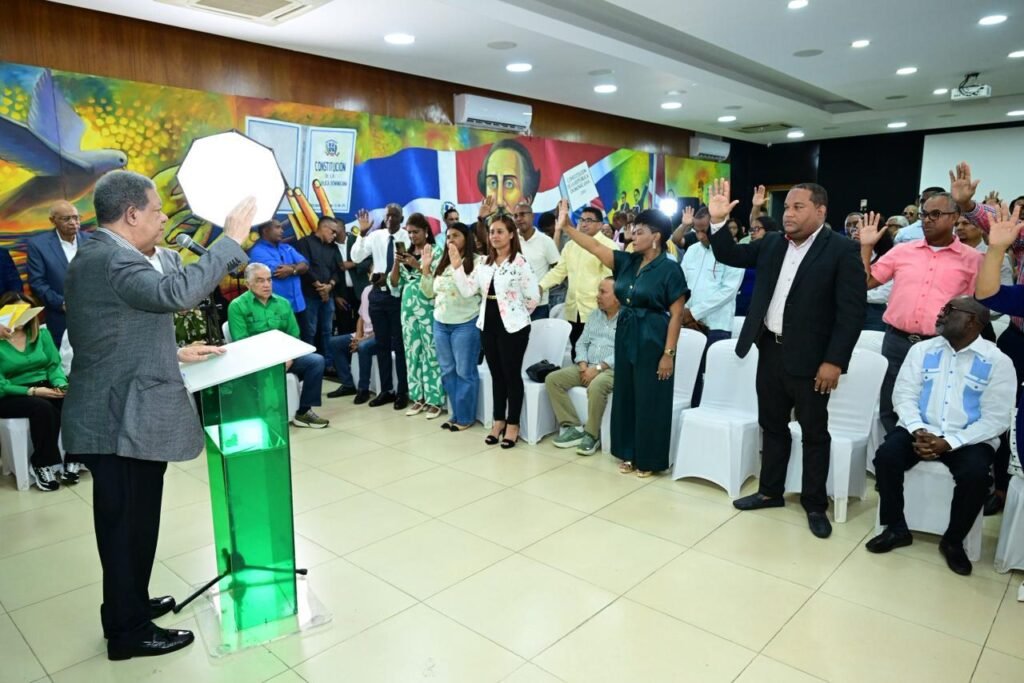 Leonel juramenta en la FP amplio grupo de dirigentes magisteriales y afirma que la educación será su prioridad