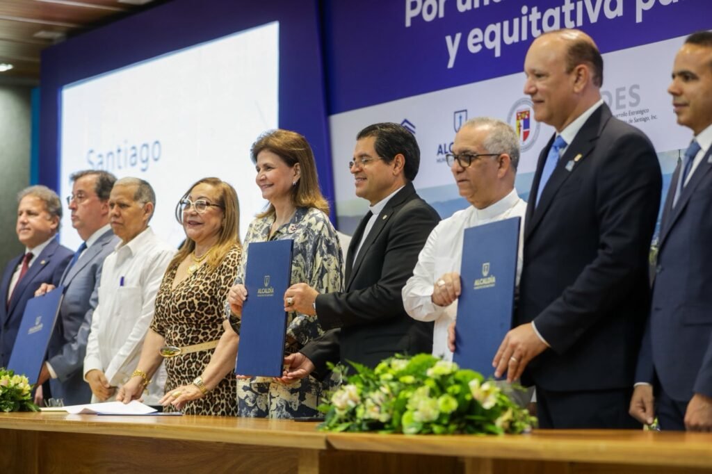 Raquel Peña encabeza firma del “Pacto por una Mejor Ciudad” para impulsar visión de futuro de Santiago