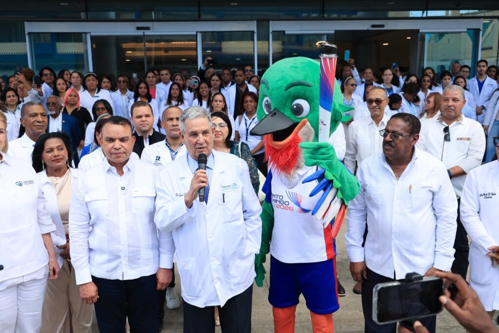 SNS recibe antorcha de Juegos Centroamericanos y del Caribe Santo Domingo 2026 y garantiza asistencia médica gratuita para atletas y visitantes SNS