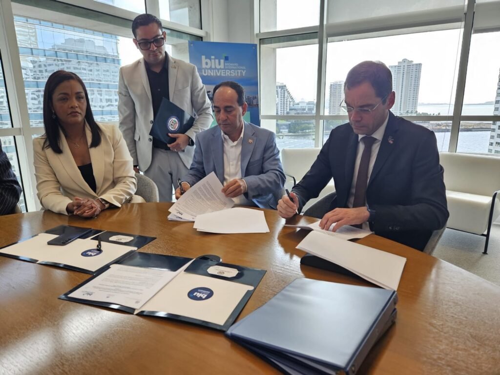 Consulado RD en Miami y Broward International University suscriben convenio educativo aportan 150 becas estudios superiores Consulado RD en Miami