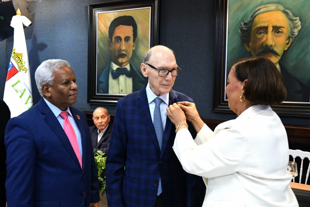 Ayuntamiento de La Vega declara Hijo Meritísimo al historiador Frank Moya Pons Frank Moya Pons