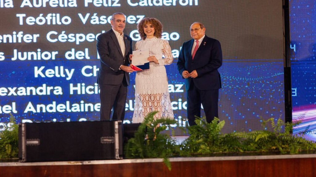 Presidente Abinader entrega 1,500 becas internacionales para cursar programas de especialización, maestrías y doctorados en universidades del extranjero becas internacionales