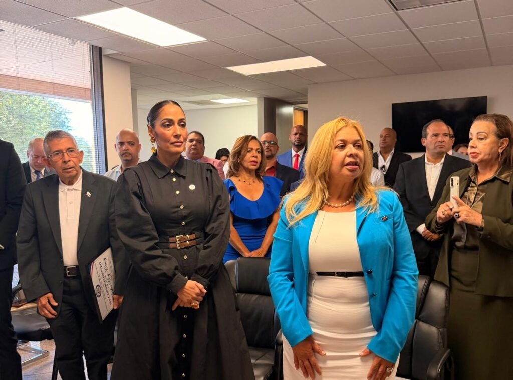 Consulado dominicano en Houston recibe busto de Juan Pablo Duarte Consulado dominicano en Houston