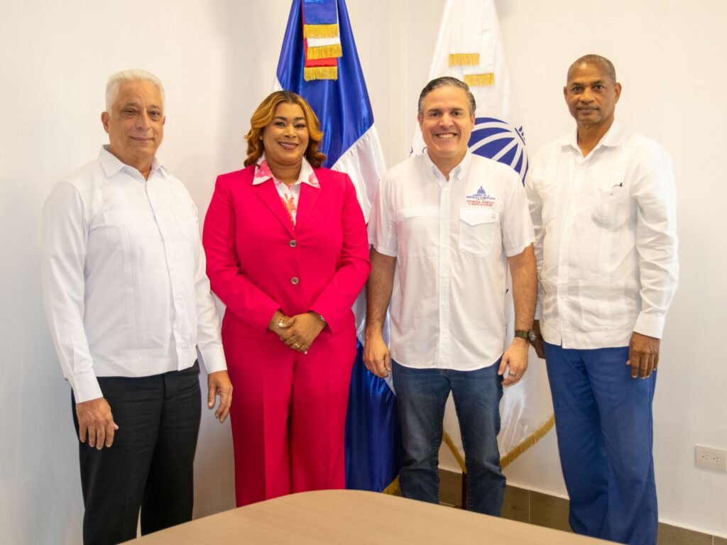Administradora del Merca Santo Domingo, Mariana Távarez, gestiona con ministro de Vivienda reconstrucción de nave afectada por incendio Merca Santo Domingo