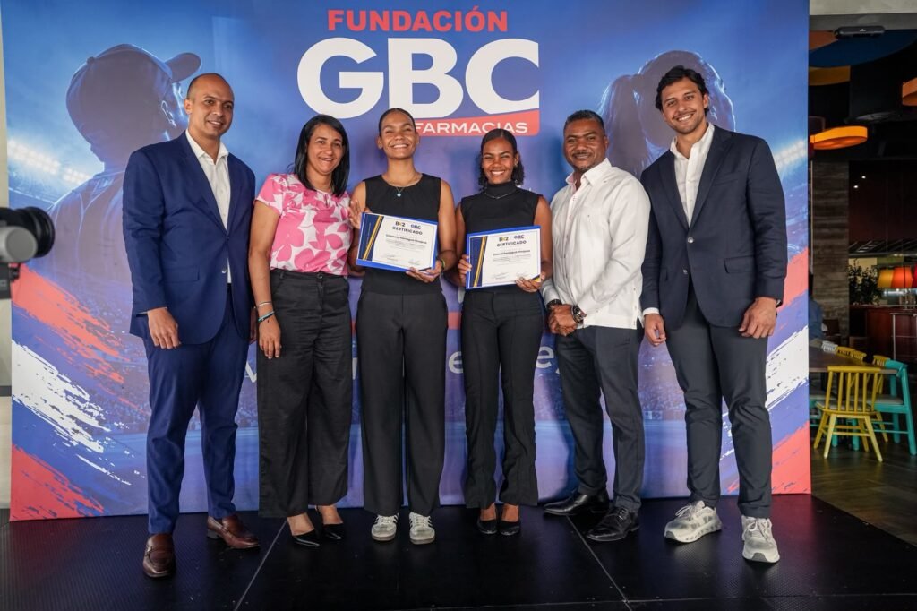 Raymond Rodríguez y Fundación GBC entregan becas deportivas universitarias a las atletas Crismeily y Crismil Paniagua becas deportivas universitarias