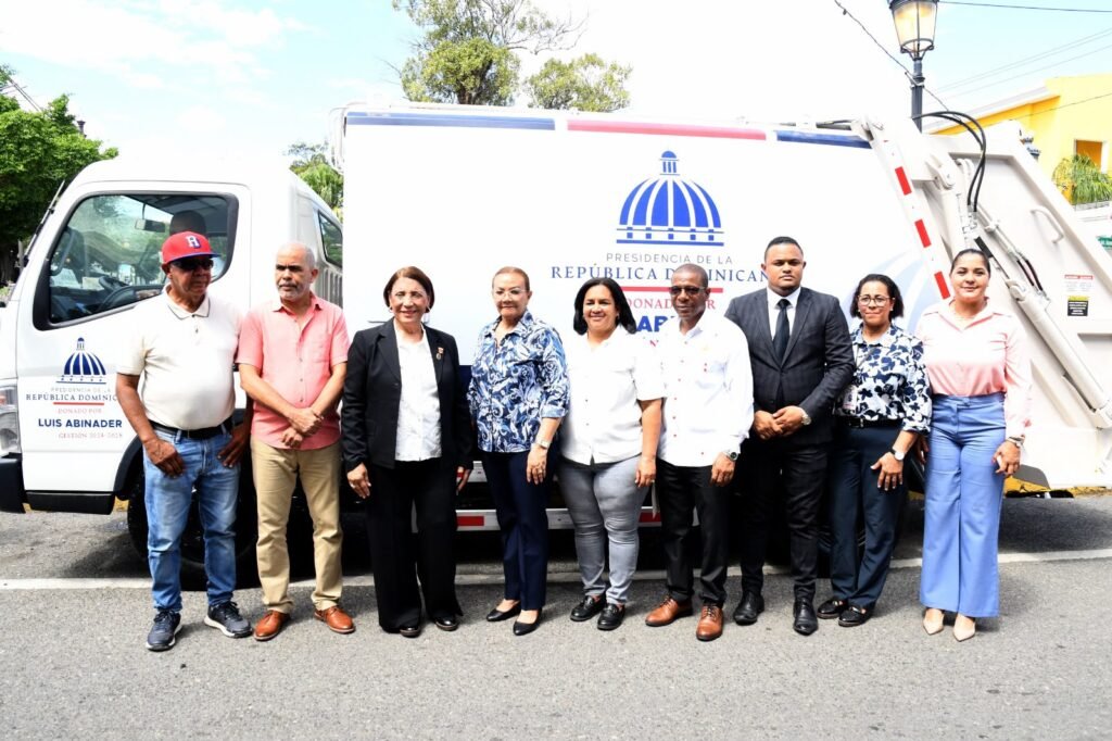 La Vega recibe nuevo camión recolector de desechos sólidos donado por el presidente Luis Abinader camión recolector de desechos sólidos